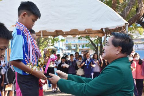 สพป.หนองคาย เขต 1 มอบถ้วยรางวัลชนะเลิศและเหรียญรางวัลในการแข่งขันกีฬา-กรีฑานักเรียน “พญานาคเกมส์” 