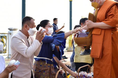สพป.หนองคาย เขต 1 ร่วมกิจกรรม “นุ่งผ้าไทย ใส่บาตรริมโขง” เฉลิมพระเกียรติสมเด็จพระอริยวงศาคตญาณ สมเด็จพระสังฆราช
