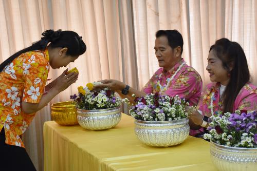 สพป.หนองคาย เขต 1 สืบสานประเพณีปีใหม่ไทย “สรงน้ำพระและสิ่งศักดิ์สิทธิ์ในวันสงกรานต์” 